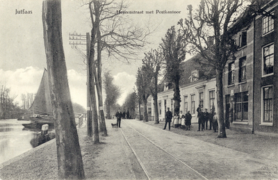 10752 Gezicht op de Herenstraat te Jutphaas uit het noordoosten; met links het Merwedekanaal en rechts de voorgevels ...